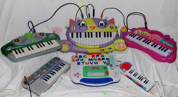 Dětský syntezátor - první nástroj malého hudebníka