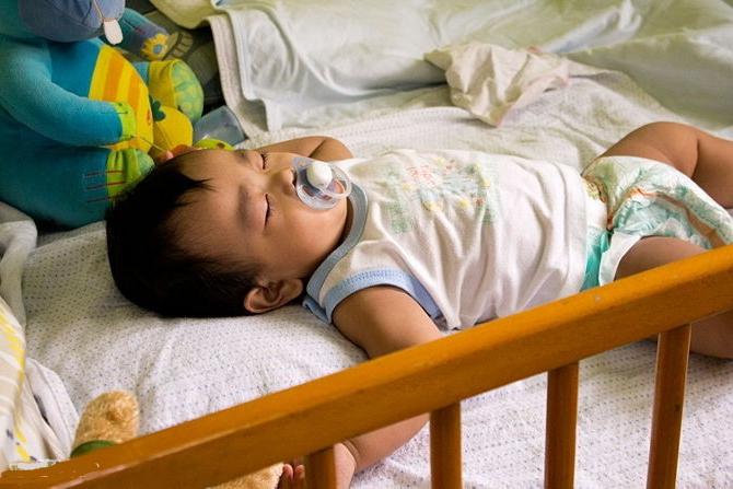 Jak učit dítě, aby zaspalo bez pohybové nemoci: rysy procesu