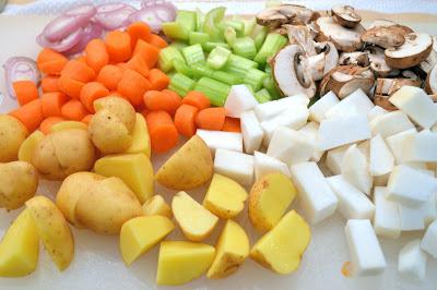 Vaříme zeleninovou guláš s kapustou a bramborami - hýčkáme se lahodnou vitaminovou miskou
