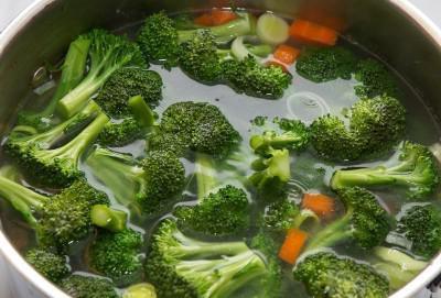 recept na sýrovou polévku s brokolicí a kuřecím masem 