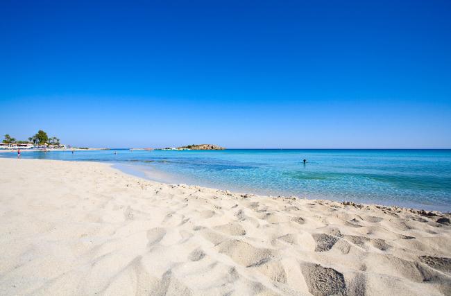 cyprusové pláže s bílým pískem