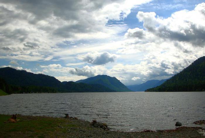 Kde je jezero Teletskoye? Největší jezero v Altai