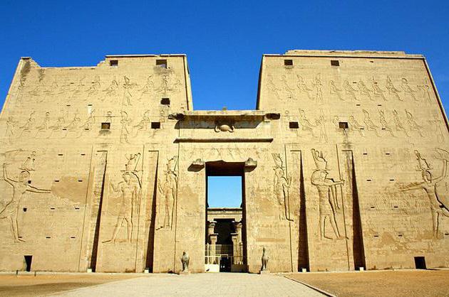 Kultový Temple of Horus v Edfu je monumentální památník, který nese v době civilizace starověkého Egypta