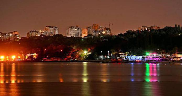 beach club poklad ostrov na pláži v Oděse